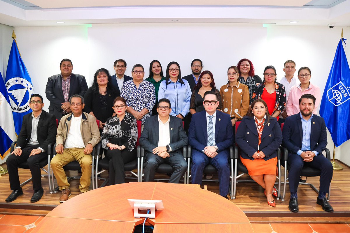 DanielmarquezSV's tweet photo. Como diputado del @parlacensv realizamos la firma del convenio entre nuestro presidente @CarlosHdez_SV y la Universidad Gerardo Barrios, apostado al desarrollo profesional de nuestros jóvenes 🇸🇻 https://t.co/LDJp18OgGc