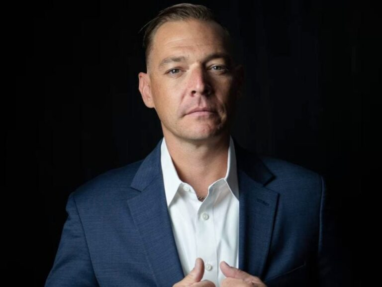 Classic physiognomic pairing.
The dimwitted-but-well-intentioned true believer is ultimately betrayed by the sleezemaxxed conman.