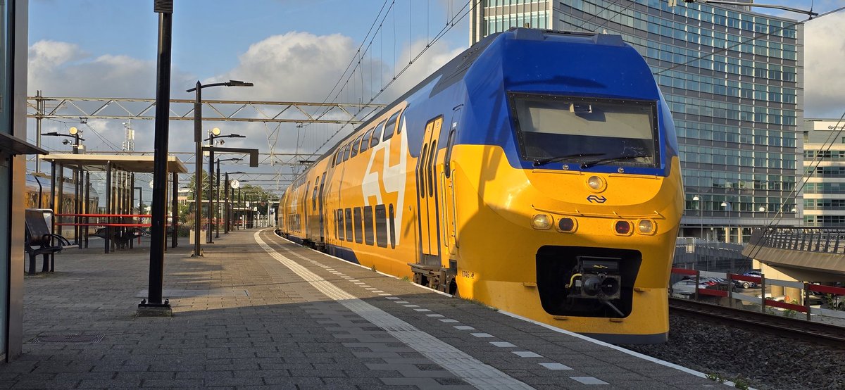 sabineramp1985's tweet photo. veranderen op station #Hoofddorp om naar #RotterdamCS te kunnen gaan en weer terug naar #Hoofddorp opstel.
Beide ritten zijn vlot en zonder problemen verlopen, al was het wel erg apart om langs allemaal stations te rijden die op een hier en daar verdwaalde reiziger na https://t.co/EFpAlomlGc