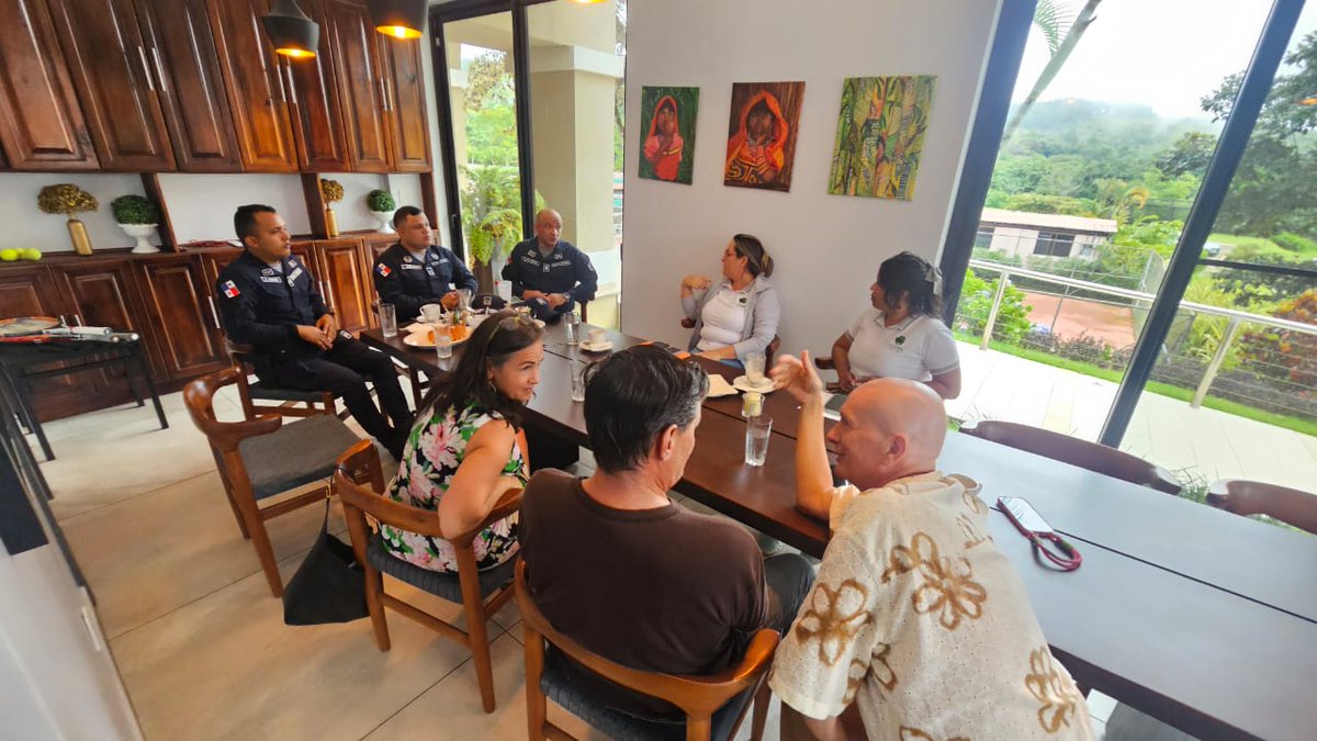 Moradores del Residencial Lucero en el distrito de Boquete, reciben una charla sobre los beneficios de formar parte del programa #VecinosVigilantes. #DiosYPatria