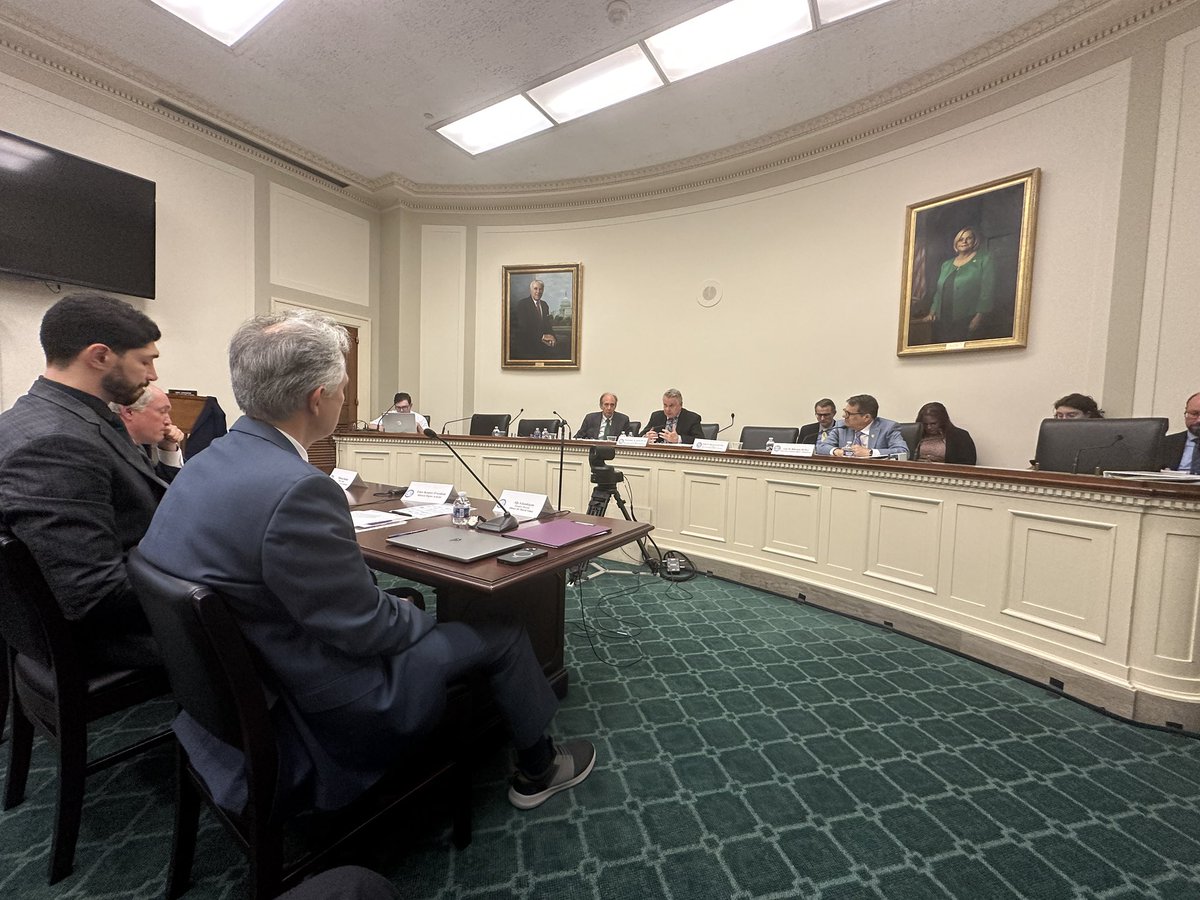 Amerikan Kongre binasında Türkiye’deki insan hakları ihlallerinin konuşulduğu toplantıdayım. 
 
İşkenceler, tutuklu kadınlar, gazeteciler, çocuklar konuşuluyor. 

Memleketi bu hale getirenler yerine biz utanıyoruz.