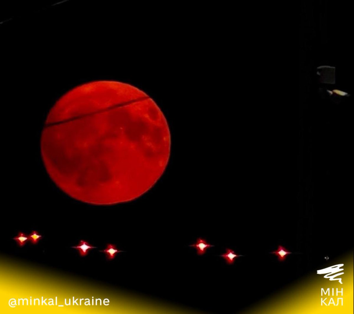 minkal_ukraine's tweet image. Це просто жах, подивіться на небо, нема слів, Порошенко вбив місяць…
От с*ка, все ніяк не дасть спокою українцям…..