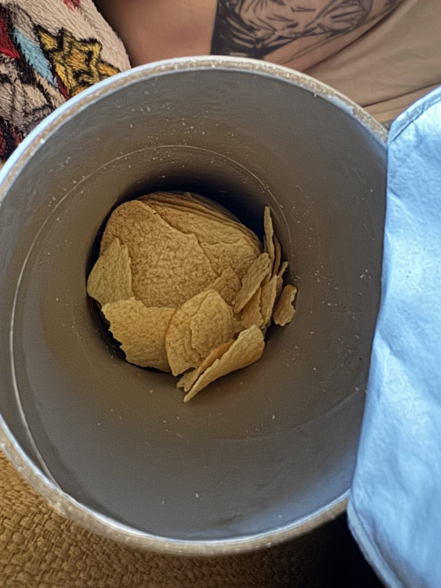 psychedsystem's tweet photo. @Pringles  @Pringles_UK all my Pringles are broken.. https://t.co/EBLDGboPX1