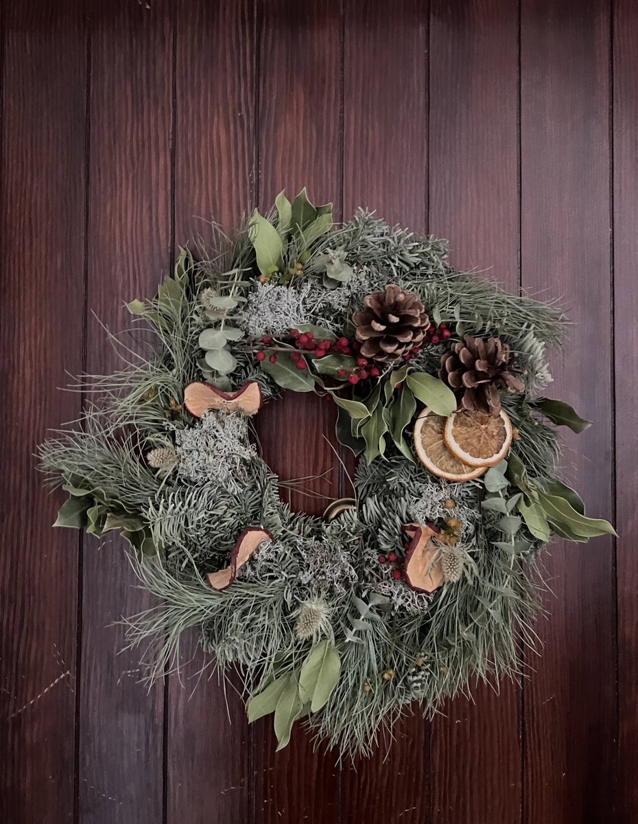 Quizá se nos ha ido de las manos lo de no quitar la corona de Navidad de la puerta