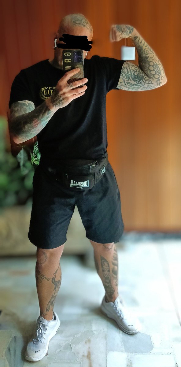 Entreno con riñonera, no es por estética, es por comodidad y por tener bien a mano el tabaco para el cigarro de antes de entrar, el de entre serie y serie y el de después de entrenar, que es el que mejor entra.
El camino del guerrero está lleno de hierro y humo 💪🏻