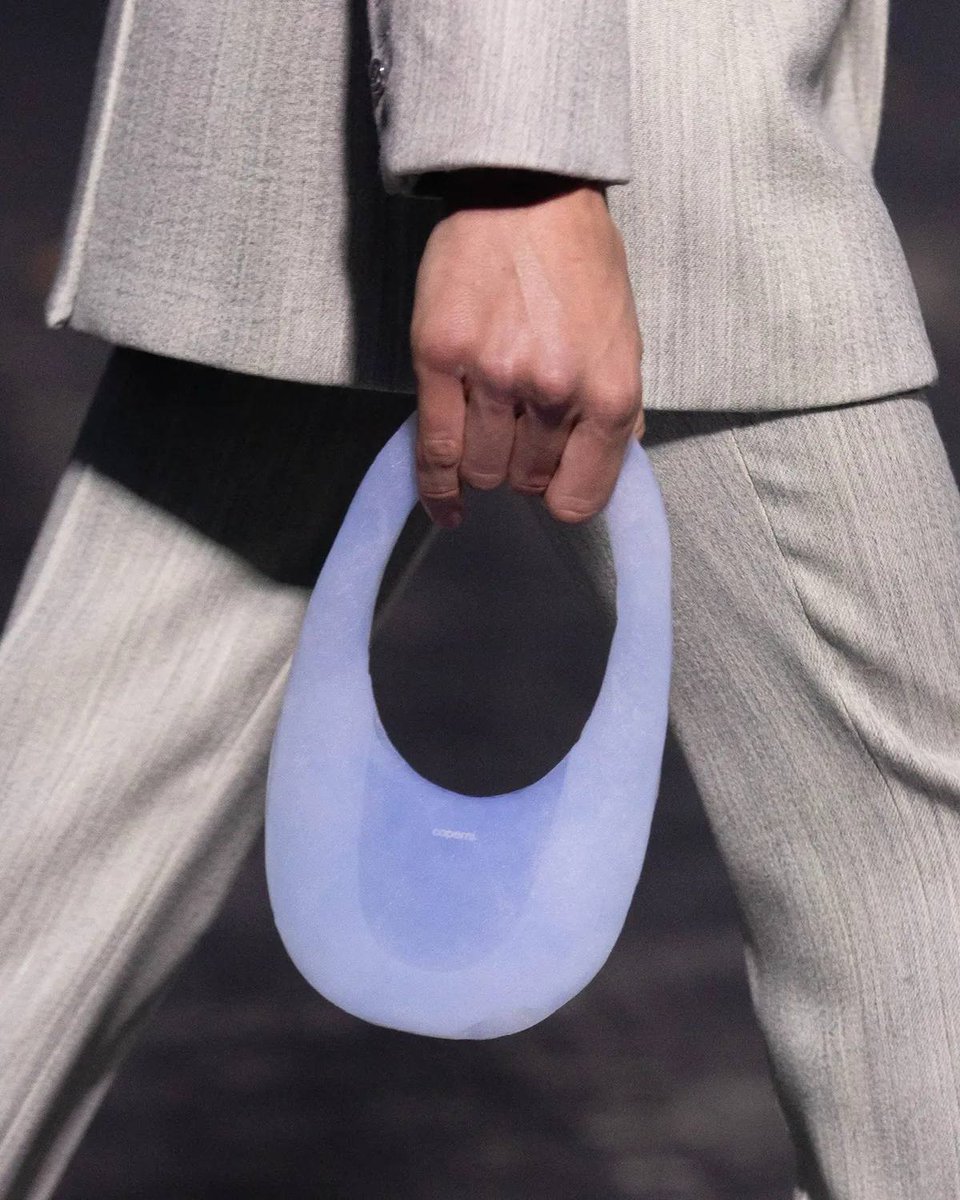 NASAspinoff's tweet image. Aerogel is SO hot right now.
@NASAJPL used this incredible material to catch dust from a comet, here's how an artist used help from a NASA scientist to bring aerogel to the catwalk. go.nasa.gov/4kTOPWs