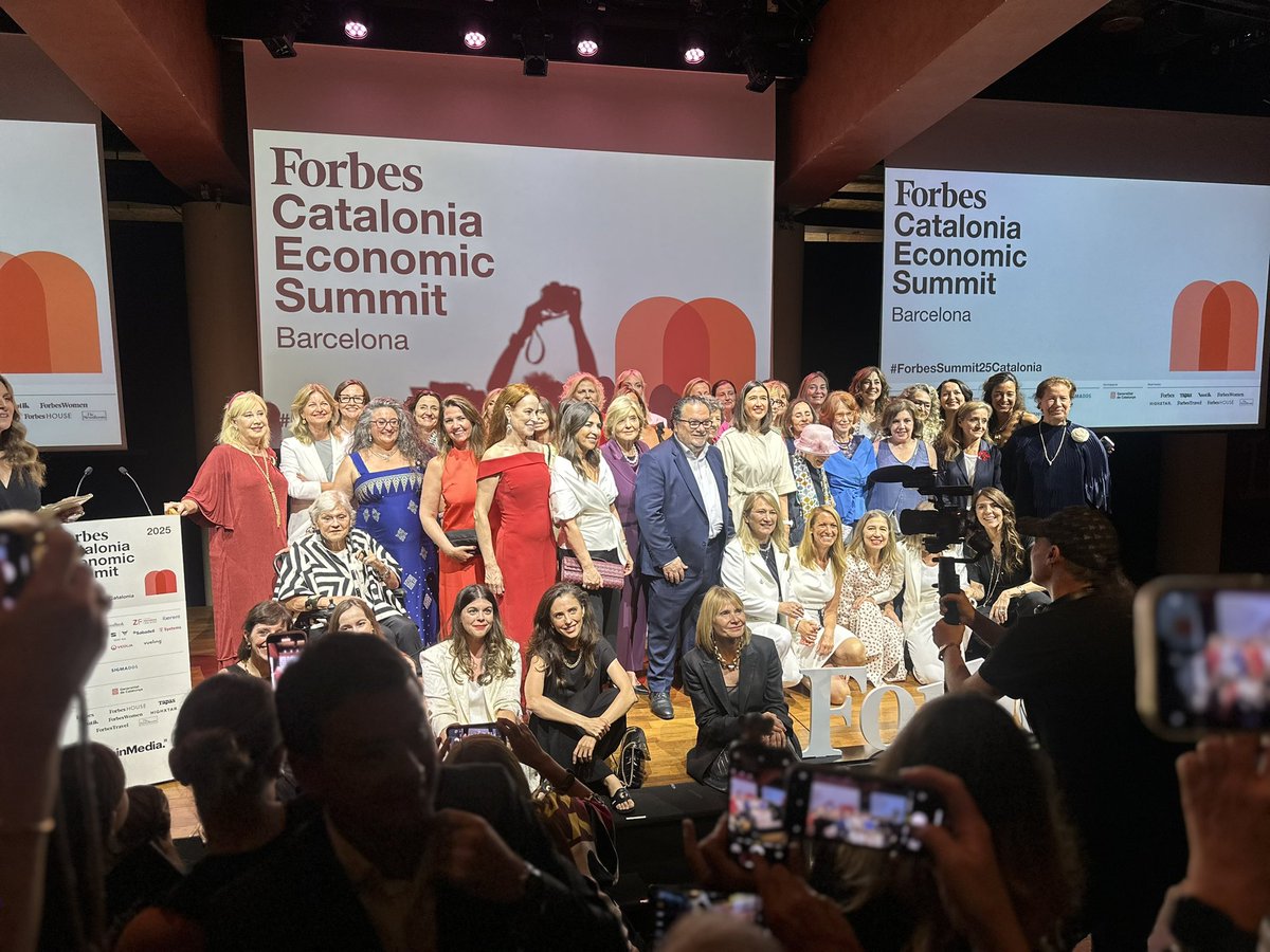 Mucha expectación para hacer la foto con las 100 Mujeres Más Influyentes de Cataluña. ¡Cuánto talento junto! ¡Enhorabuena a todas!