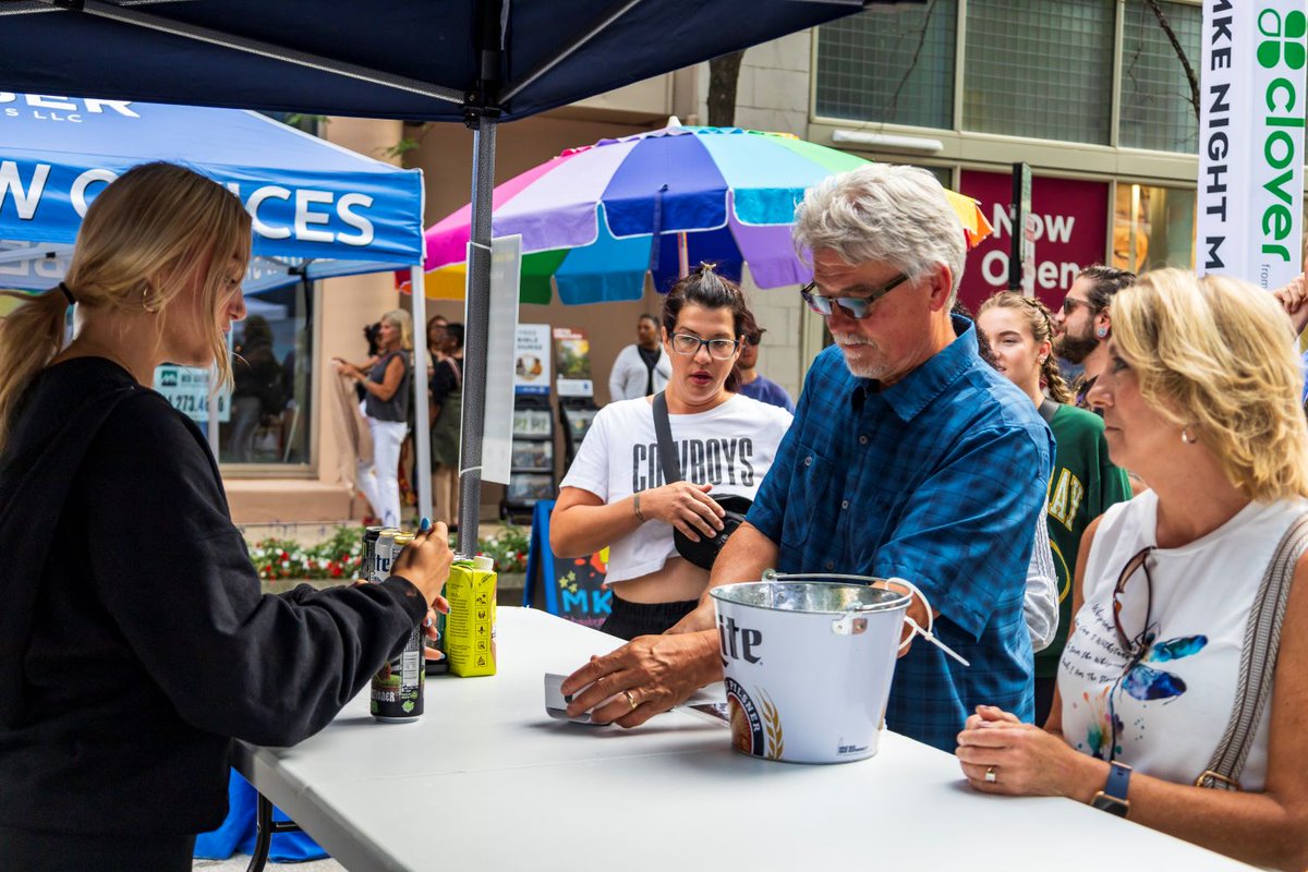 mkenightmarket's tweet image. It's going to be a warm one at tomorrow's MKE #NightightMarket presented by Clover. Make sure to stop at one of the beverage tents along the footprint to grab a refreshing Happy Thursday, @BlueMoonBrewingCo or @MillerLite!๐๐ป