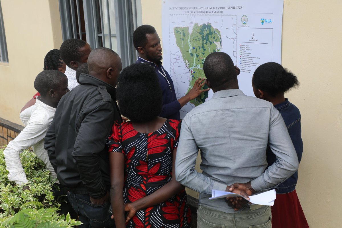 National Land Authority - NLA (@lands_rwanda) on Twitter photo Kuva taliki 2 -29 Kamena 2025, itsinda ry'abakozi bacu riri kumurikira abaturage ba <a href="/NyanzaDistrict/">Nyanza District</a> ibikubiye mu gishushanyombonera cy’imikoreshereze y’ubutaka cy’Akarere (PublicDisplay). Kuri uyu wa mbere no kuwa Kabiri igikorwa cyabereye mu mirenge ya Muyira na Mukingo. Kuva taliki 2 -29 Kamena 2025, itsinda ry'abakozi bacu riri kumurikira abaturage ba <a href="/NyanzaDistrict/">Nyanza District</a> ibikubiye mu gishushanyombonera cy’imikoreshereze y’ubutaka cy’Akarere (PublicDisplay). Kuri uyu wa mbere no kuwa Kabiri igikorwa cyabereye mu mirenge ya Muyira na Mukingo.
