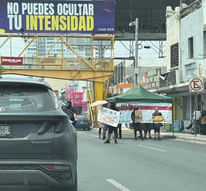 Likemty (@like_mty) on Twitter photo 🚨🚨🚨🚨BLOQUEAN 2 CARRILES DE AV. V. CARRANZA EN PROTESTA POR TARIFAZO DE <a href="/samuel_garcias/">Samuel García</a>. <a href="/MtyFollow/">MtyFollow®</a> <a href="/HectorJTrevinoT/">Héctor Treviño</a> <a href="/elvazleta/">La Inge X⚡</a> @BerthisBonita <a href="/eldelaconsty/">la Consty de San Nico</a> <a href="/TecoGpe/">Nuevo León</a> <a href="/ComunidadSanta/">Santa Catarina.NET🐞🇲🇽</a> <a href="/aztecacomunidad/">#ComunidadAzteca</a> <a href="/AtentosMTYSur/">Atentos Mty Sur ¡vecinos en acción!</a> 🚨🚨🚨🚨BLOQUEAN 2 CARRILES DE AV. V. CARRANZA EN PROTESTA POR TARIFAZO DE <a href="/samuel_garcias/">Samuel García</a>. <a href="/MtyFollow/">MtyFollow®</a> <a href="/HectorJTrevinoT/">Héctor Treviño</a> <a href="/elvazleta/">La Inge X⚡</a> @BerthisBonita <a href="/eldelaconsty/">la Consty de San Nico</a> <a href="/TecoGpe/">Nuevo León</a> <a href="/ComunidadSanta/">Santa Catarina.NET🐞🇲🇽</a> <a href="/aztecacomunidad/">#ComunidadAzteca</a> <a href="/AtentosMTYSur/">Atentos Mty Sur ¡vecinos en acción!</a>