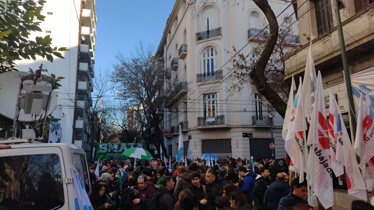 Bancando a <a href="/CFKArgentina/">Cristina Kirchner</a> 
La mafia político-judicial- mediática atenta contra la democracia, contra los intereses del pueblo ¡todxs a las calles!