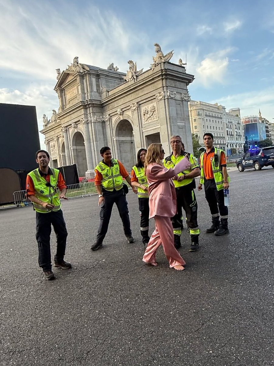 en qué momento se cambió el outfit jsjsj amo que guapa