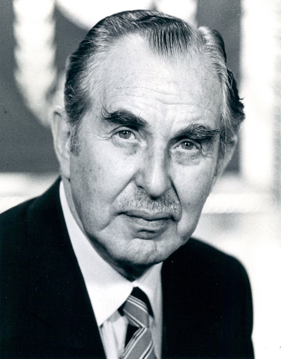 LewisJonathanE's tweet image. From Dublin to Jerusalem: the case of Chaim Herzog

Chaim Herzog (1918-1997) was born in Belfast, but raised in Dublin. The son of Chief Rabbi of Ireland Isaac Herzog (a friend of Eamon de Valera), he attended Wesley College and was involved in Zionist activism in Ireland. He…