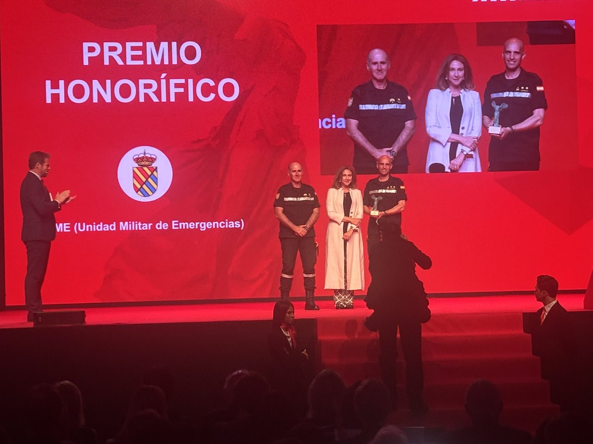 Teatro en pie regala la mayor ovación de la noche de #PremioPeriodistico a la <a href="/UMEgob/">UME</a> por su ejemplo y compromiso.
Emociones a flor de piel ante ellos