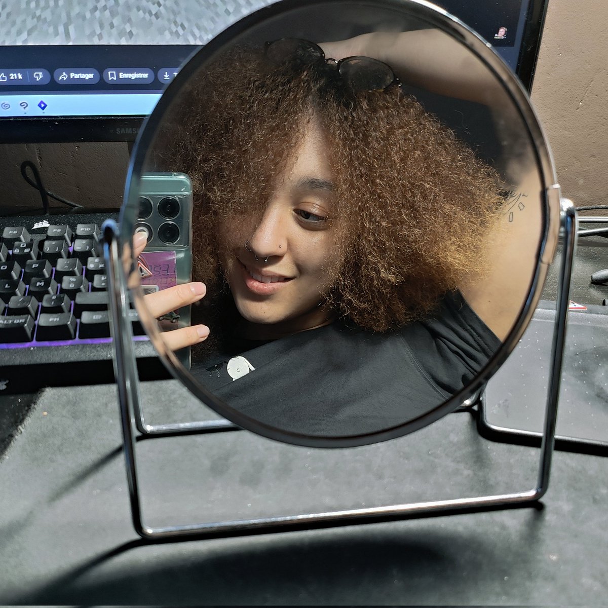 i took off my braids my hair is so fluffy (and a bit dead lol) so i took selfies, yeah this is a face reveal and yeah I might delete later