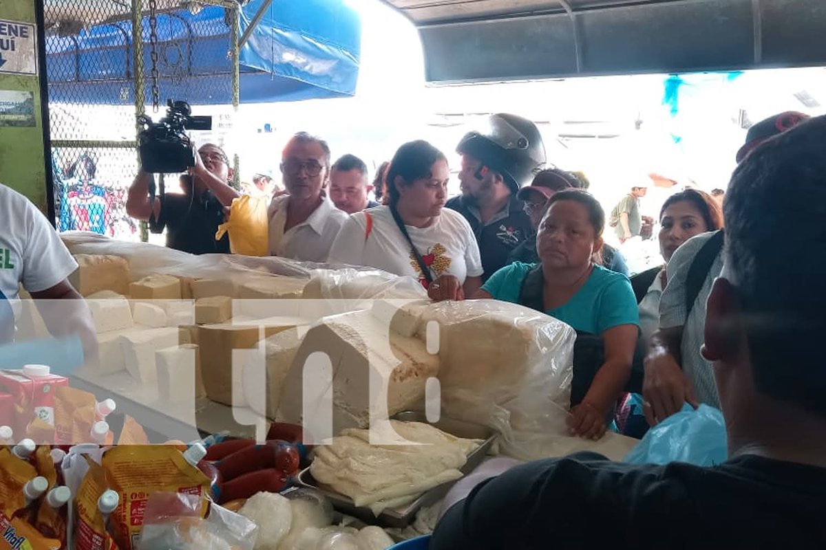 #AHORA | ¡Aprovecha! 🧀 Las familias abarrotan el Mercado Iván Montenegro de Managua: ¡la libra de queso bajó a C$40! Comerciantes confirman que es ideal para el gallo pinto y para emprender. ¡Corre por el tuyo! 🏃‍♀️💨

#Nicaragua #Managua