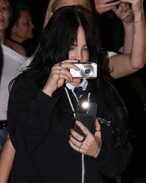 prayonsunday's tweet photo. the phone AND digital camera at the same time god shes so me https://t.co/zFX3QkkLPe