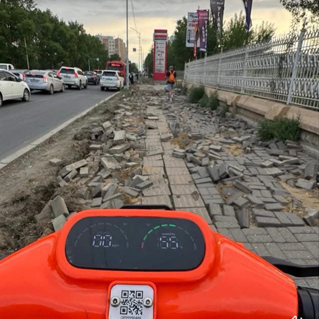 Түгжрэлийн гол шалтгаан бол тайван алхах боломж бхгүйд л бгаан. Явган замаа зогсоо зайгүй сүйтгээд бдаг хотод машинтайгаа түгжрэх ганц л сонголт бий.