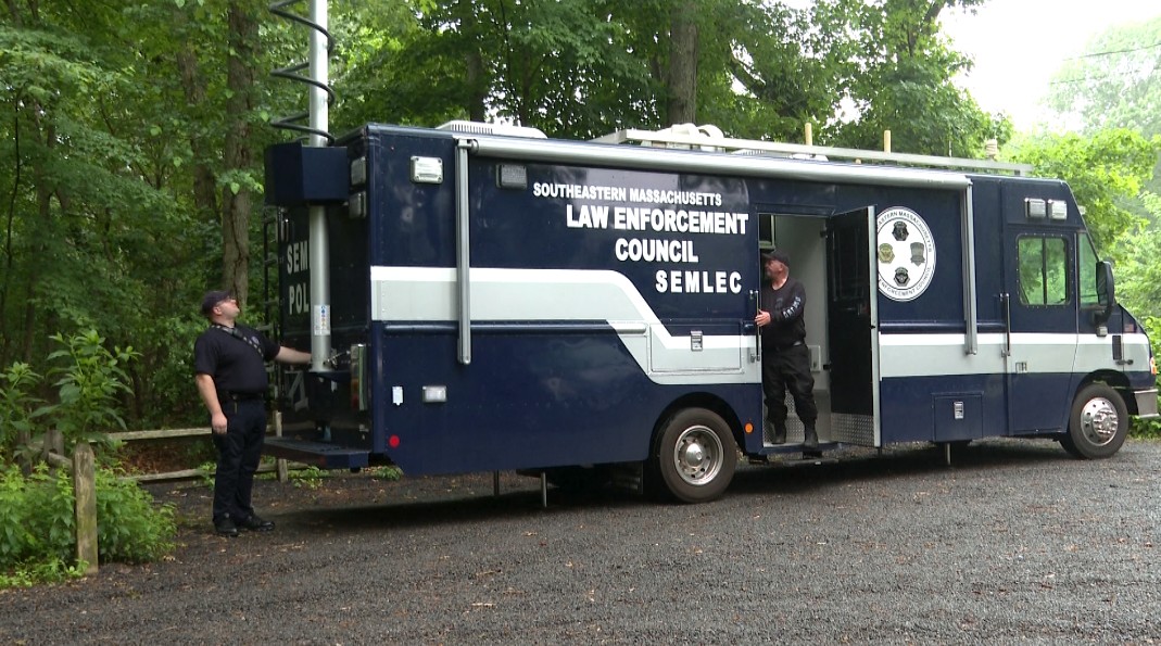 Once a month, police departments from all across Southeastern Massachusetts come together to train on different scenarios in unfamiliar areas. On Tuesday, they gathered in Seekonk for a missing persons training exercise. wpri.com/news/local-new…