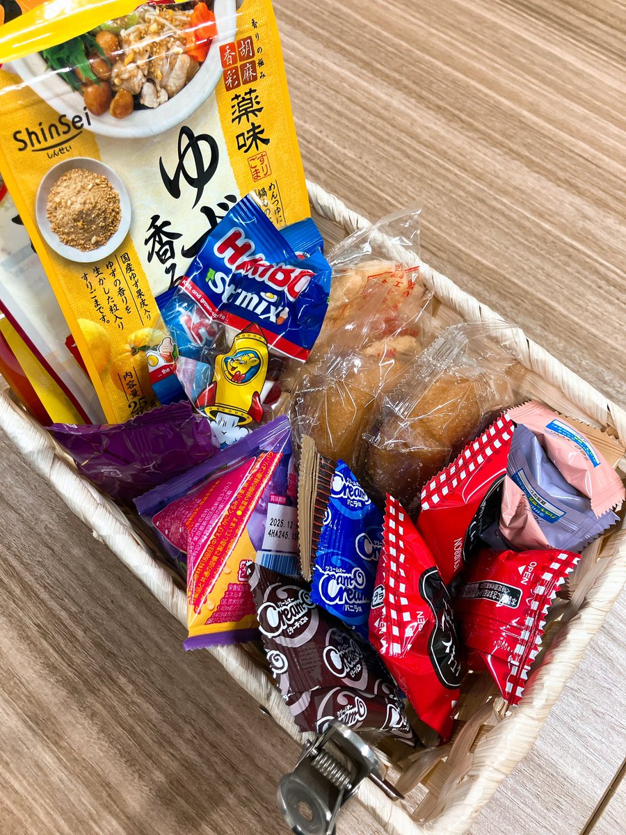 ito_eigyo4's tweet photo. いい加減Xを更新するよう言われましたがネタがないので…
会議室の今日のお菓子です🍬🍫🍩
弊社の会議はお菓子を食べながら行います✌️

 #今日のおやつ https://t.co/UODhgj9qoi