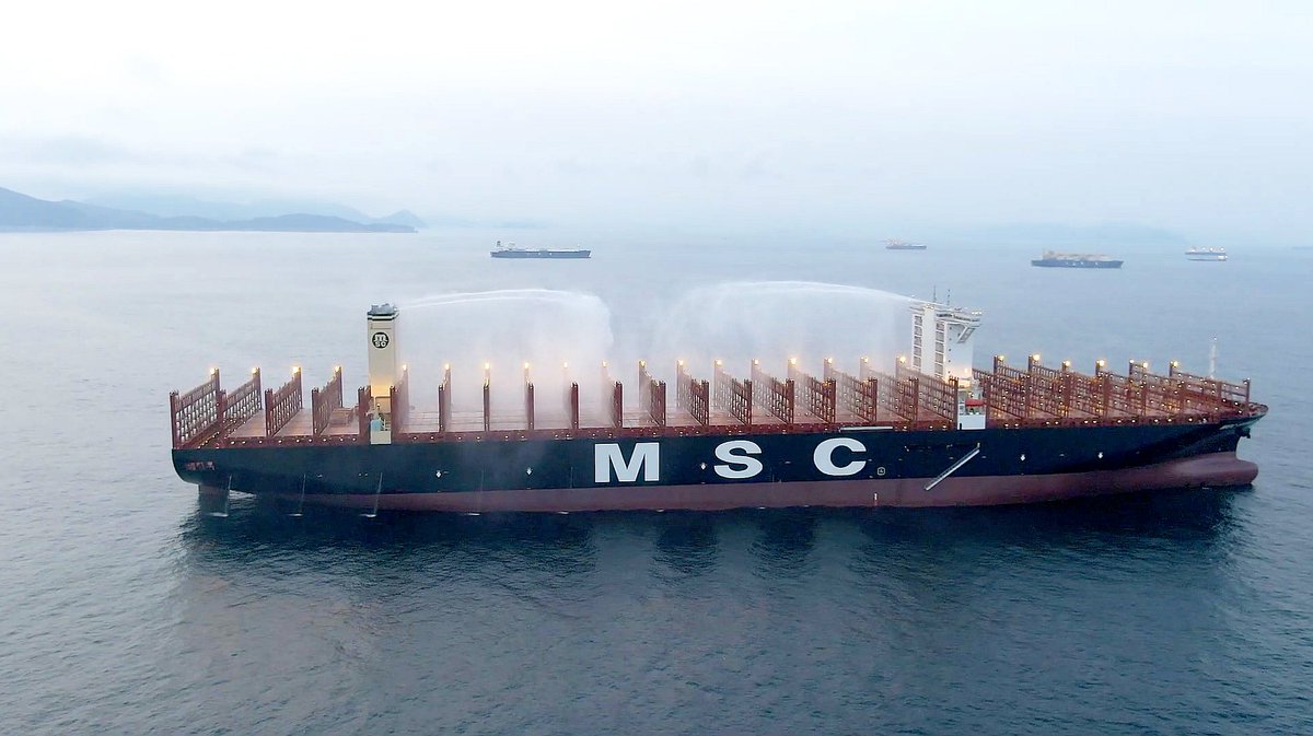 panamaru2's tweet photo. #MSC_GULSUN #IMO9839430
#ULCV #MSC_GULSUN_Class の第一船 #MSC_GULSUN に導入された新しい基準でのコンテナ船の火災リスクを低減させる設備の作動状況の写真です ハウス・ファンネルのトップに配置された射程100m以上の遠隔操作放水銃でコンテナを冷却 火災の拡大を遅らせる目的の設備です https://t.co/BxNnGW73nh