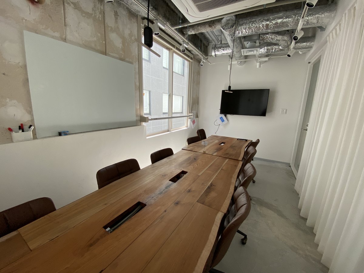 nexthubjp's tweet photo. チームで出張。時間が空いてしまったけどこの人数ではカフェでミーティングできない！そんな時にNEXTHUBのレンタル会議室！新幹線の時間まで、次の打ち合わせの時間まで、1時間単位で利用できます。東京駅から徒歩数分、雨でもほとんど濡れずに歩ける距離です。ご予約受付中！https://t.co/qAadsbKqnf https://t.co/VYCpVW7htw