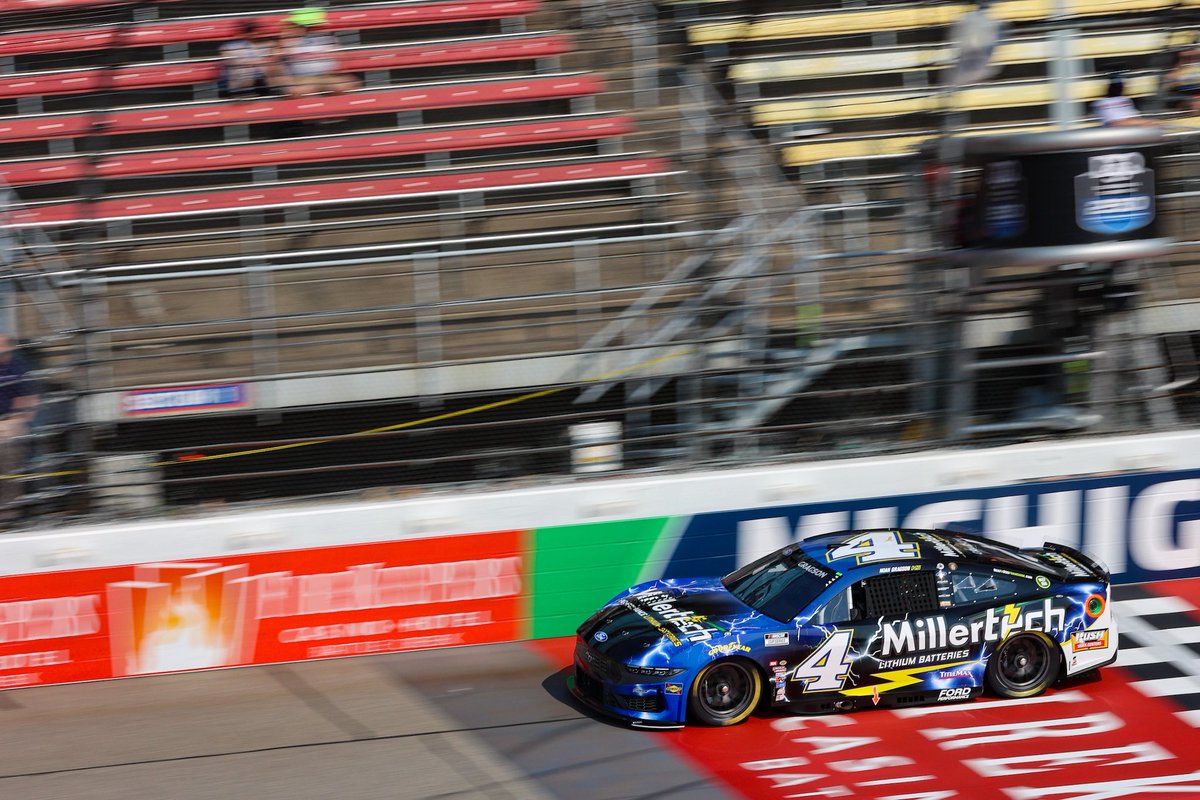 jakobkhalilart's tweet image. Design in action with Noah Gragson and Millertech 🎨🖌️