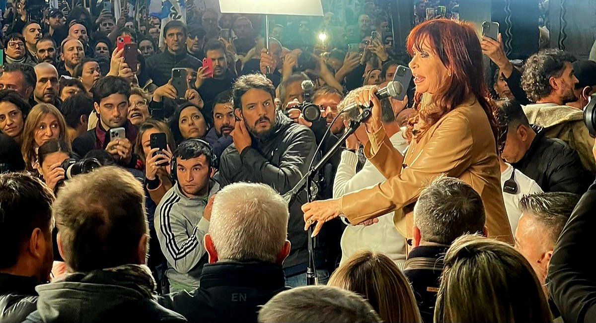 MILCIADESpenia's tweet photo. Resistiremos el odio oligárquico en las calles, como tantas veces en la historia. Se quieren cargar la Patria y la democracia. Cuando los Pueblos agotan su paciencia, hacen tronar el escarmiento.  Venceremos. Volveremos. SIN OLVIDO NI PERDÓN. DE VERDAD. VIVA PERÓN, VIVA CRISTINA. https://t.co/hhvvP8frx5