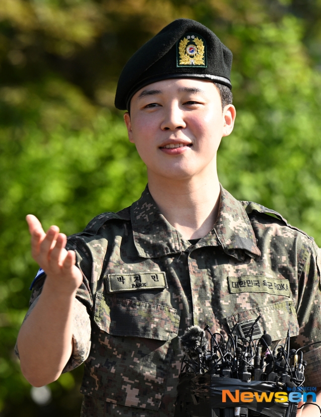 【PHOTO】BTS ジミン＆ジョングク、ついに除隊！

▼除隊現場の写真をお届け（動画あり）
kstyle.com/article.ksn?ar…

#ジミン #JIMIN #ジョングク #JUNGKOOK #BTS #방탄소년단