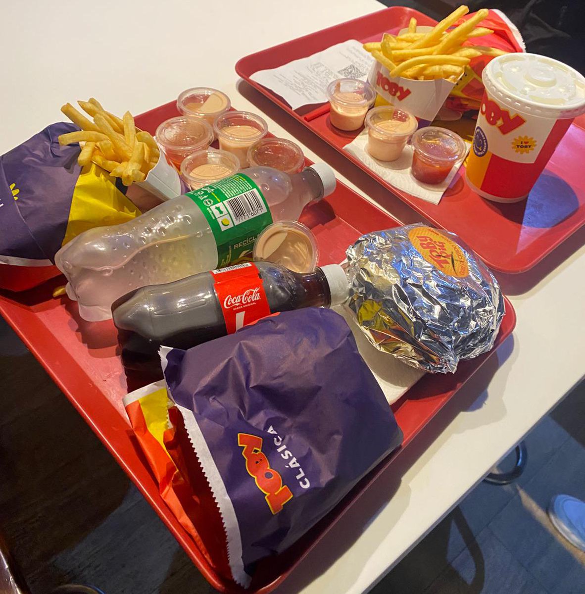 marifer182020's tweet photo. Mi tristeza quería helado, cama y silencio existencial. 
Pero mis amigos dijeron "vamos por hamburguesas". Nada q una hamburguesa no pueda resolver. (Aunque el helado lo haría mejor)
#Hamburguesa #TeamHelado #traiganmeUnKilo 🍨🫂❤‍🩹 @dahergary https://t.co/e5Q42PClol