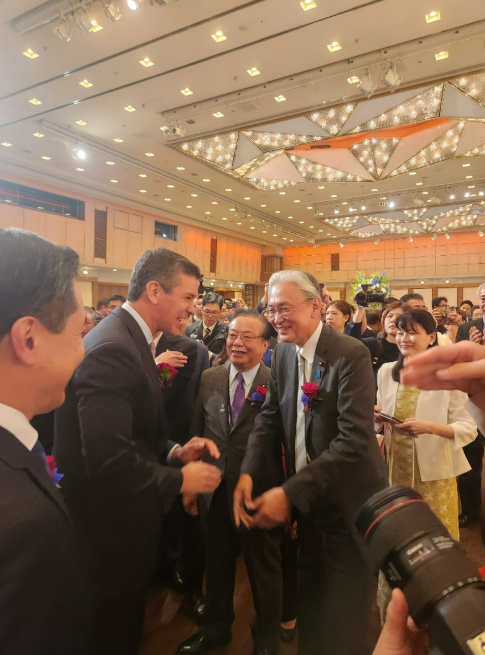 パラグアイは南米で唯一台湾と国交を樹立している国で、ステージ上では、大阪関西万博のために訪日した
パラグアイのペニャ大統領と、台北駐日経済文化代表処の李逸洋代表、日華懇の古屋会長、日パラグアイ友好議連の谷事務局長、バラグアイの駐日大使が固い握手を交わしました。