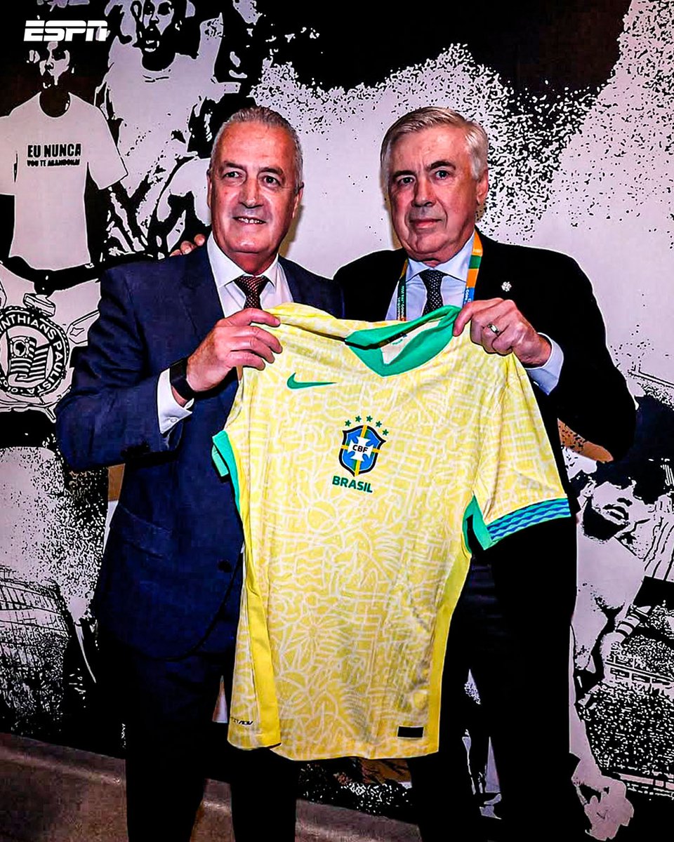 ESPN Argentina (@espnargentina) on Twitter photo 🤝 ENCUENTRO DE GRANDES MAESTROS EN SAN PABLO
👉🏼 En la previa del #Brasil 🇧🇷 vs. #Paraguay 🇵🇾, Gustavo Alfaro y Carlo Ancelotti intercambiaron presentes.
📸 <a href="/Albirroja/">Selección Paraguaya</a> 🤝 ENCUENTRO DE GRANDES MAESTROS EN SAN PABLO
👉🏼 En la previa del #Brasil 🇧🇷 vs. #Paraguay 🇵🇾, Gustavo Alfaro y Carlo Ancelotti intercambiaron presentes.
📸 <a href="/Albirroja/">Selección Paraguaya</a>