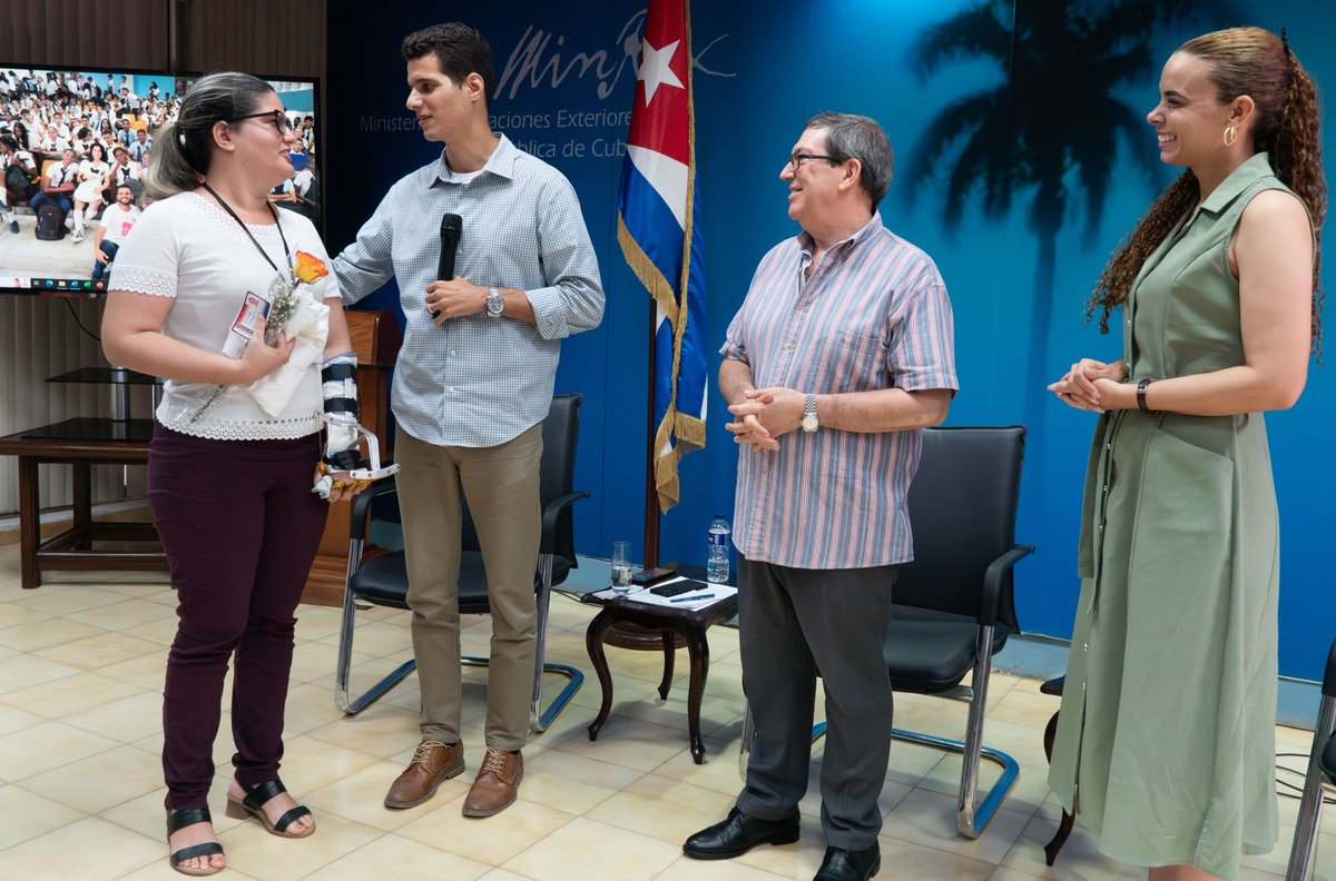 Compartimos con los valientes integrantes de #TumbaElBloqueo, la expedición juvenil que nos ha dado una lección de patriotismo. Su misión en cada provincia no fue solo académica, fue humana, fue hacer que todos conocieran del cerco criminal y sintieran a #Cuba en las venas.