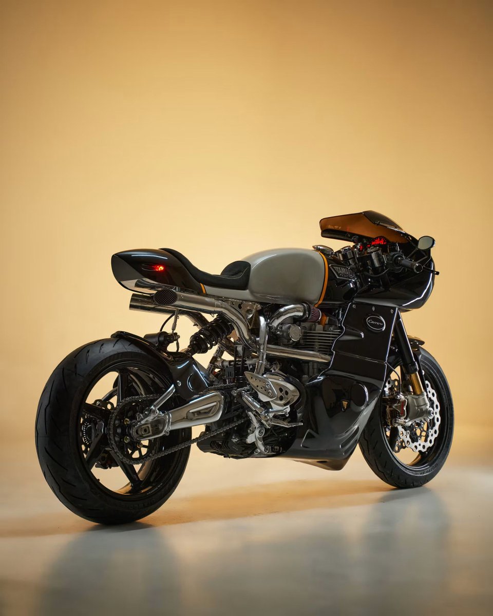 Custom #Triumph Thruxton Carrera 
#CafeRacer