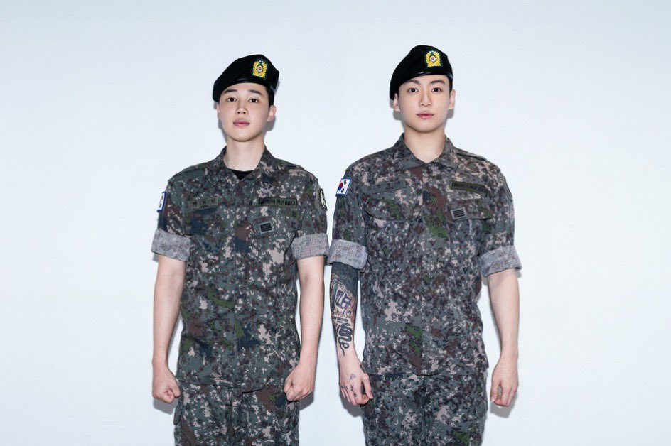 panlayakunjin's tweet photo. ภาพถ่ายปลดประจำการทางการของจองกุกและจีมินค่ะ ทั้งคู่คือไอดอลคู่แรกของศิลปินเคป็อปที่เกณฑ์ทหารด้วยระบบบัดดี้และผ่านมาได้อย่างเป็นทางการแล้วค่ะ https://t.co/h38matCyA2