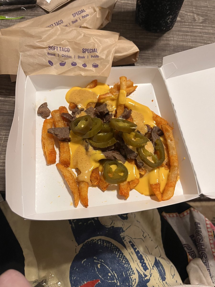 _jessicalorrin_'s tweet photo. Love spending $5 on a half empty box @tacobell https://t.co/QkvKi03dUF