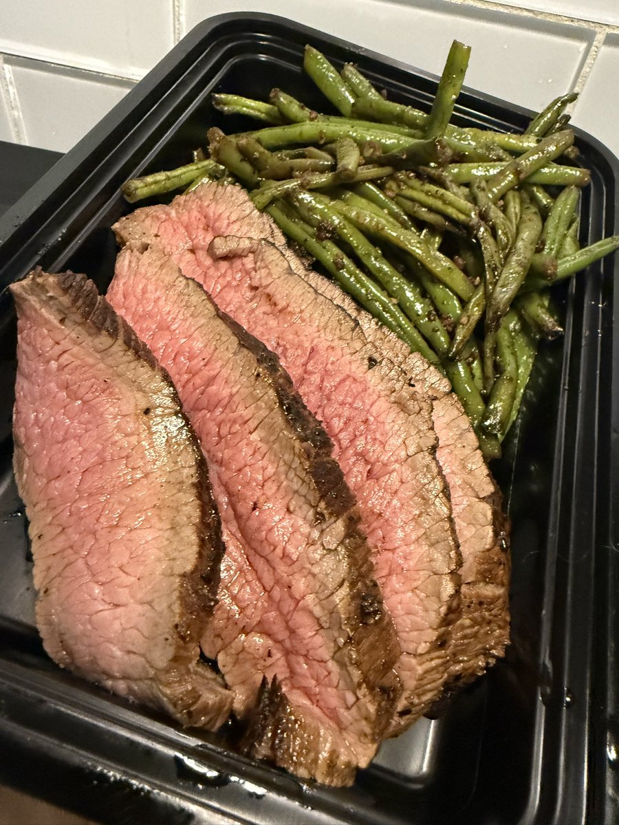 Little London Broil action.

With quinoa and garlicky green beans on the side. 

Shoutout to @publix for the BOGO 🫡