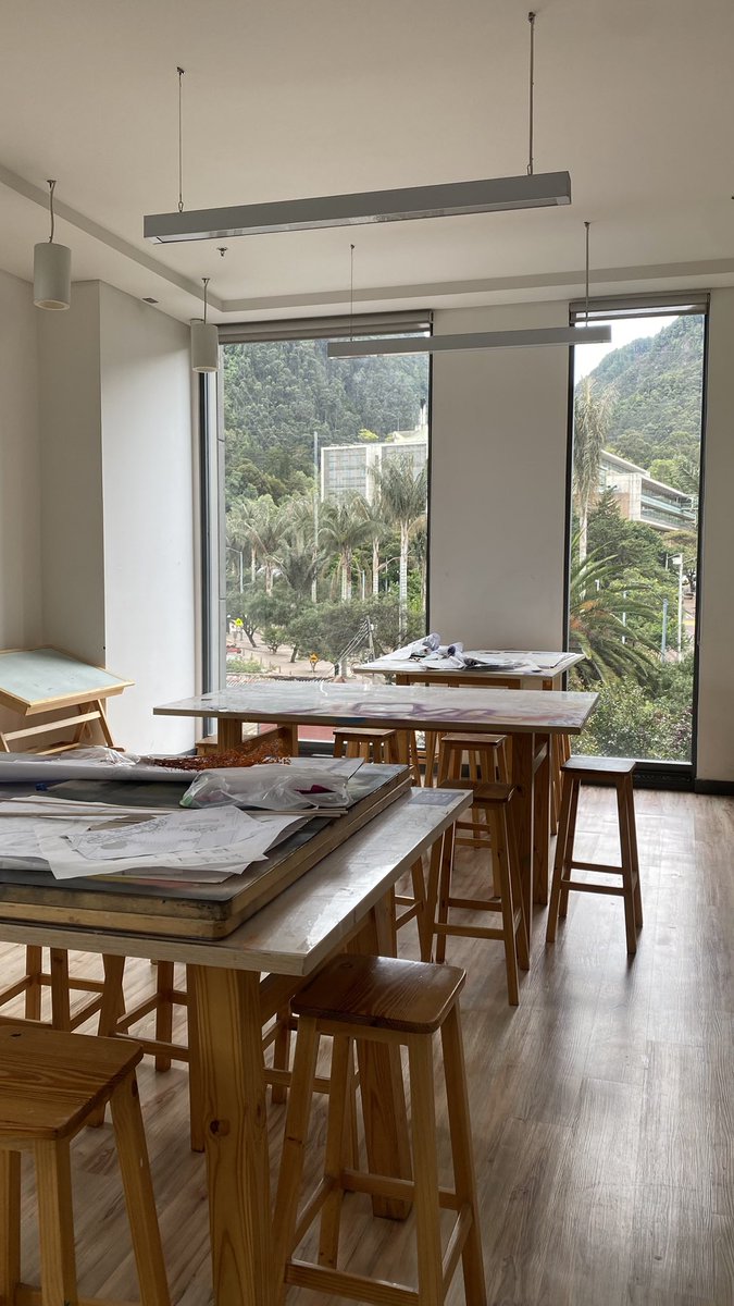 tavam gravando um filme aqui em casa e tem uma sala de artes tbm :)))