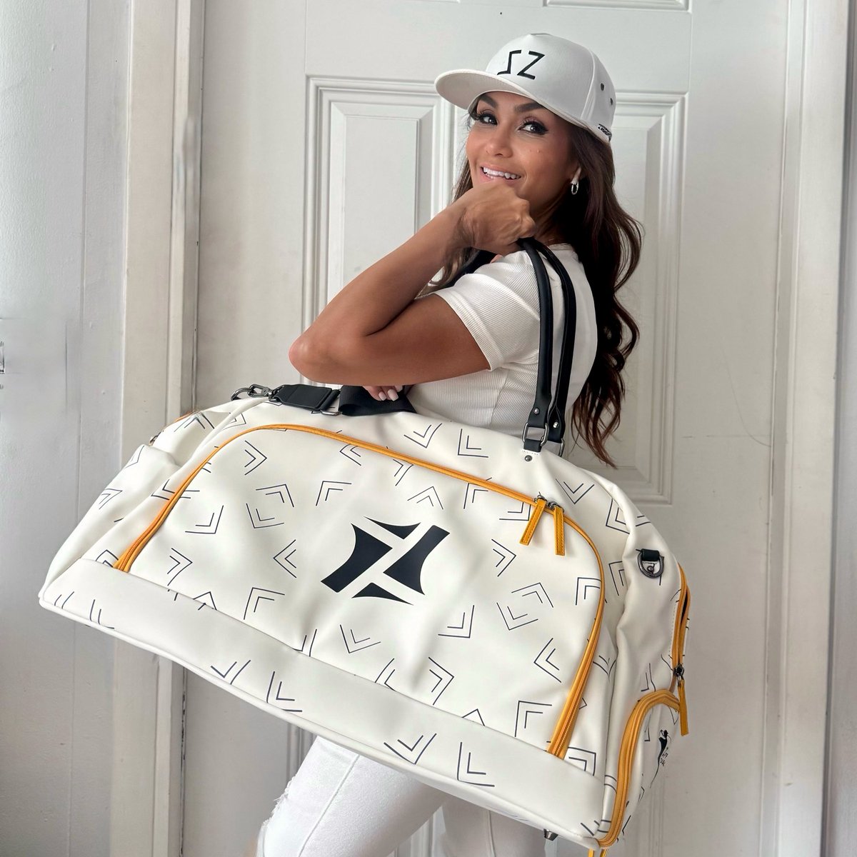 Sara_Salt_'s tweet image. Y’all the #zippyzwagger Nomad is so #stylish and well made you won’t just use it for the golf club or gym. Made of water resistant #PULeather and sturdy handles, with lots of space and even has a compartment for your shoes! #golf #accessories #bag