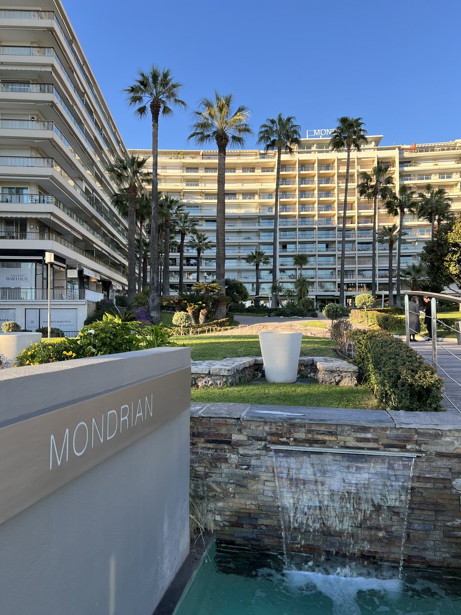 cannesluxe's tweet photo. The lovely garden at the front of the Mondrian Hotel is such a lovely place to relax and enjoy the view over the French Riviera. A bright and lovely restaurant, and a fabulous place for afternoon tea…. And a little glass of champagne. #hotel #cannes https://t.co/fBKfUThzix