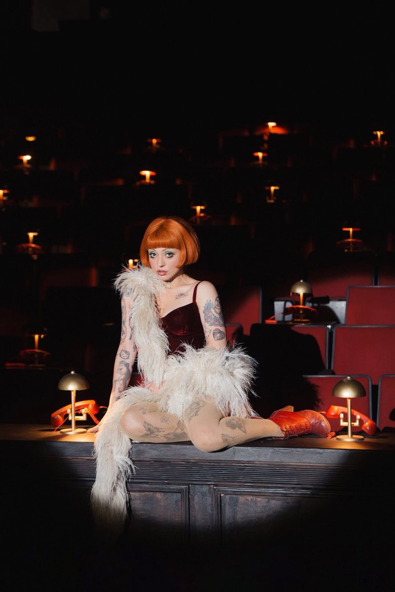 me encanta que en esta foto parece un revoltijo de todas sus eras omg jsja