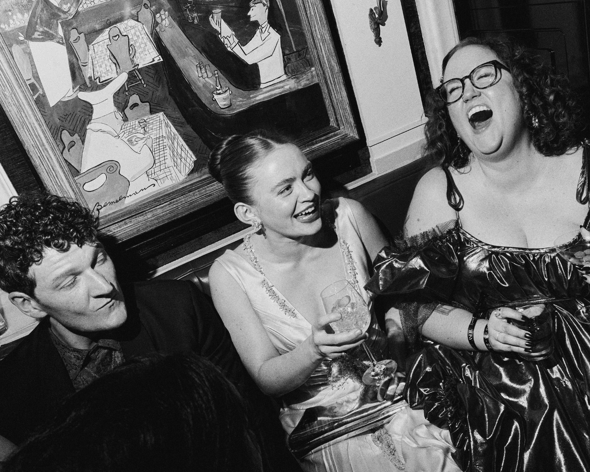 broadwaycom's tweet image. Stars from the Broadway season flock to the Carlyle Hotel following the 2025 Tony Awards to the bash hosted by producer John Gore and publicist Rick Miramontez.

Full gallery: bit.ly/43H2Z7O

📸:  Emilio Madrid for Broadway.com

#tonyawards #carlyle #party