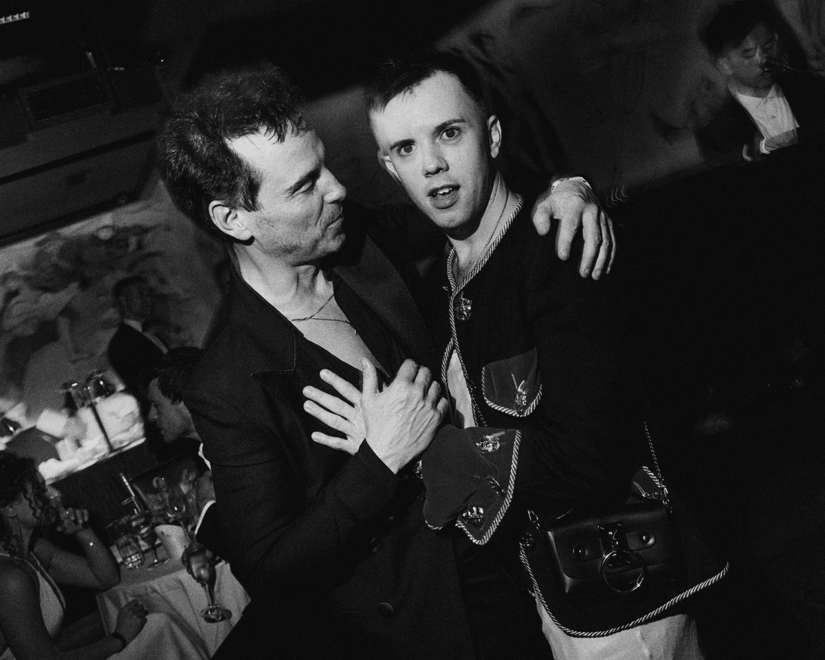 broadwaycom's tweet image. Stars from the Broadway season flock to the Carlyle Hotel following the 2025 Tony Awards to the bash hosted by producer John Gore and publicist Rick Miramontez.

Full gallery: bit.ly/43H2Z7O

📸:  Emilio Madrid for Broadway.com

#tonyawards #carlyle #party