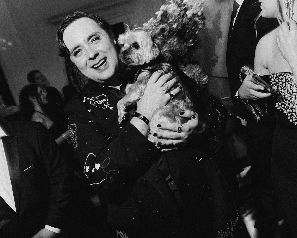 broadwaycom's tweet image. Stars from the Broadway season flock to the Carlyle Hotel following the 2025 Tony Awards to the bash hosted by producer John Gore and publicist Rick Miramontez.

Full gallery: bit.ly/43H2Z7O

📸:  Emilio Madrid for Broadway.com

#tonyawards #carlyle #party