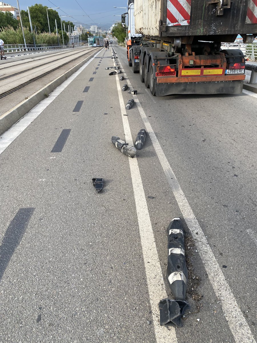 The_Real_Oriol's tweet photo. Pensava que un colom mort des de fa una setmana seria el pitjor que trobaria avui al carril bici del pont d’Eduard Maristany. M’equivocava.

Reposarà l’@AjSantAdria els separadors arrencats? Investigarà la @PoliciaLocalSAB aquest cas de vandalisme? Alguna cosa a dir @CaneteFilo? https://t.co/pUWmK8U0Uk