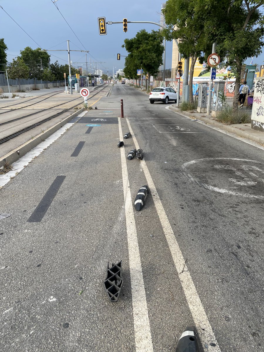 The_Real_Oriol's tweet photo. Pensava que un colom mort des de fa una setmana seria el pitjor que trobaria avui al carril bici del pont d’Eduard Maristany. M’equivocava.

Reposarà l’@AjSantAdria els separadors arrencats? Investigarà la @PoliciaLocalSAB aquest cas de vandalisme? Alguna cosa a dir @CaneteFilo? https://t.co/pUWmK8U0Uk