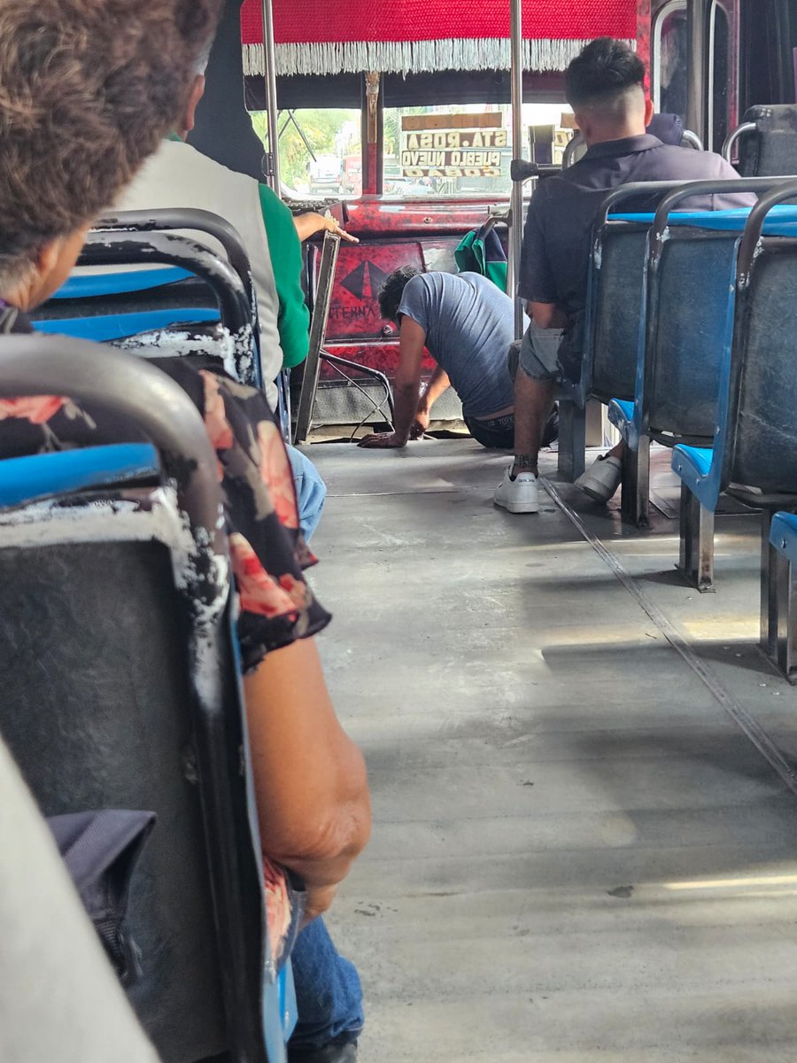 Y el urbano de ORO es paraaaaaa!!
Es el ruta 2
 Chóferes del sur!
Con su urbano de 10 pesos con alta tecnología de punta!!
Control de cambio de velocidad digital al piso!!
El chalan hace los cambios con su manita para su mayor comodidad!! Del chofer
Dueños de empresas gana porque