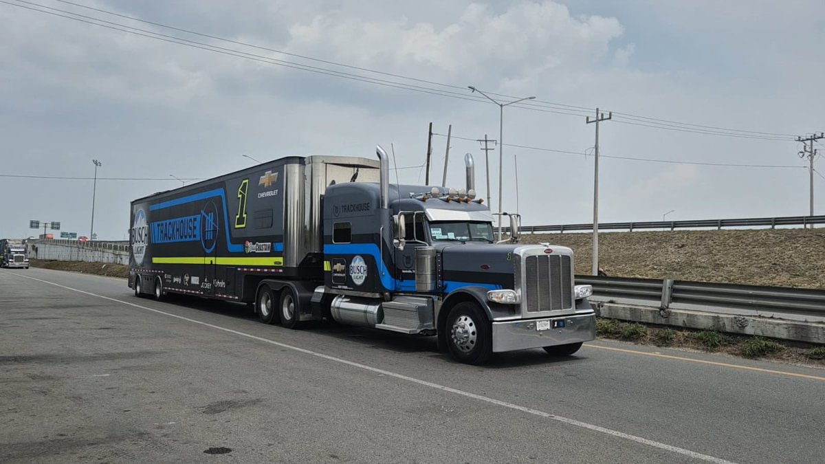 ๐ El Pato Galindo ๐๐ป๐ฒ๐ฝ (@elpatogalindo) on Twitter photo Los haulers de @nascar de <a href="/TeamTrackhouse/">Trackhouse Racing</a> ya cruzaron por Monterrey con los coches del Embajador Latino <a href="/Daniel_SuarezG/">Daniel Suรกrez</a>, <a href="/RossChastain/">Ross Chastain</a> y <a href="/shanevg97/">Shane van Gisbergen</a>
#NASCARMexico
#TRACKHOUSE
#NASCARxFSMX
#NASCAR Los haulers de @nascar de <a href="/TeamTrackhouse/">Trackhouse Racing</a> ya cruzaron por Monterrey con los coches del Embajador Latino <a href="/Daniel_SuarezG/">Daniel Suรกrez</a>, <a href="/RossChastain/">Ross Chastain</a> y <a href="/shanevg97/">Shane van Gisbergen</a>
#NASCARMexico
#TRACKHOUSE
#NASCARxFSMX
#NASCAR