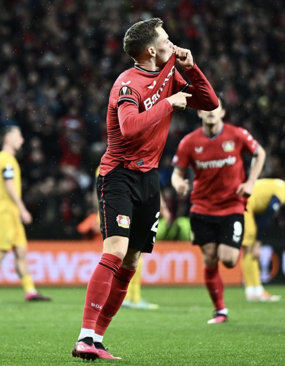 Julian_BO4's tweet photo. Der beste Spieler der jemals unser Trikot getragen hat. Danke für alles Legende und hol dir den Ballon D‘or in Liverpool❤️🖤 https://t.co/fWqFNVNjqN