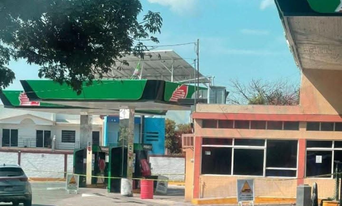 Cierran gasolineras de Buenavista por presuntas extorsiones. ⛽🚫💰🚓  https://t.co/CuKF8FR71K #Seguridad #Michoacán #México, image size:1160x700